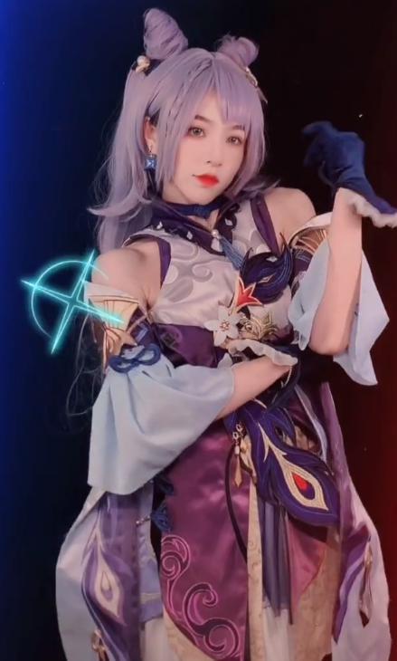 腐团儿刘思瑶先后cos原神刻晴前者有p斜剑法后者更加精致