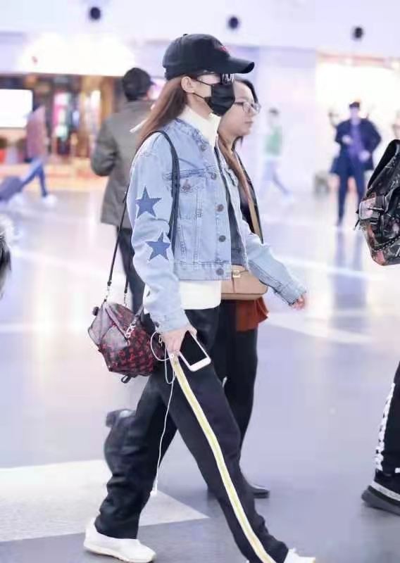 冯绍峰夫妇三亚度假,赵丽颖背四万大牌包变阔太,一身黑衣太霸气