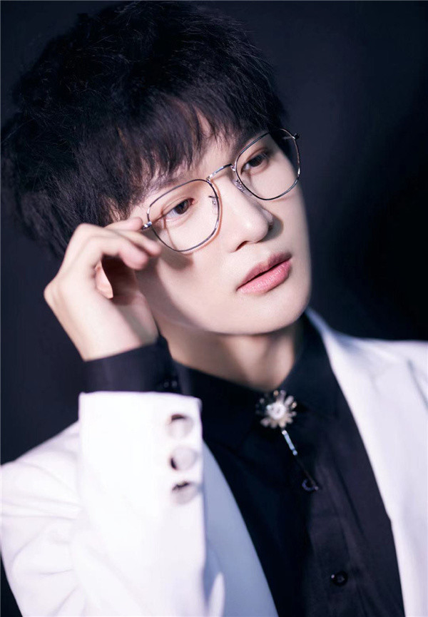 周深首当导师获赞认真填写学员评价被调侃像老中医开单子