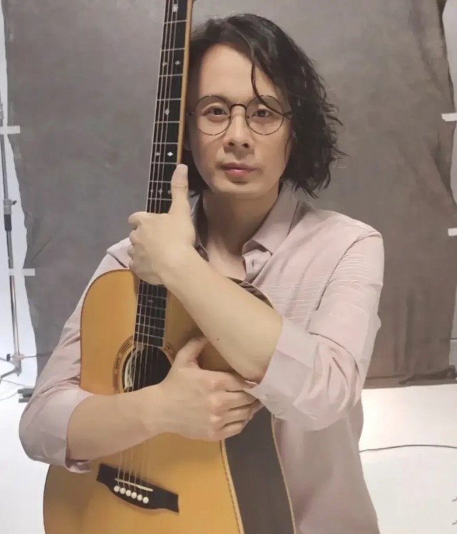 唐磊表示,除了当歌手吃老本,自己还是大学老师,双重身份,依然买不起