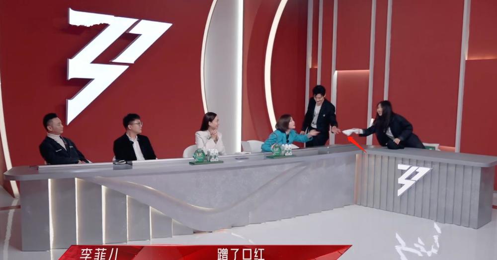 浪姐2黄晓明给李菲儿递纸巾被拒想握手犹豫后放下女方全程没敢看他