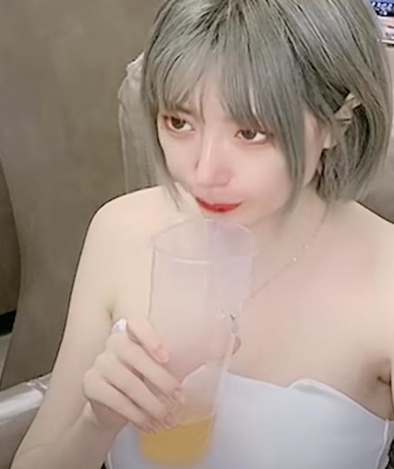 是的,咬米的滤镜一直都是网友诟病的一项,曾在某个