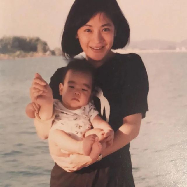 1990年,张艾嘉为商人王靖雄生下一子,也就是王令尘.