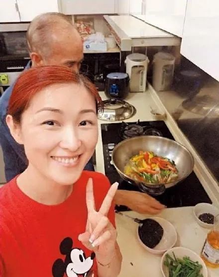 赵薇老公前女友港姐变网红住近亿豪宅座驾百万三年生三胎很拼