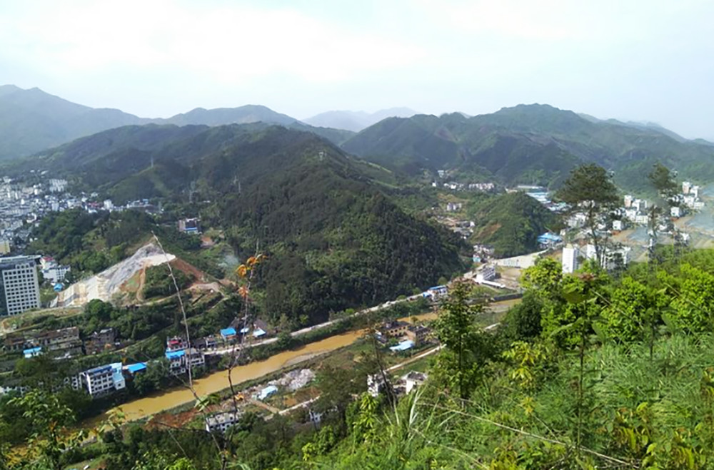 從縣城的崇義賓館步行上旗嶺,經沿江路,解放路,過北門大橋,20分鐘後