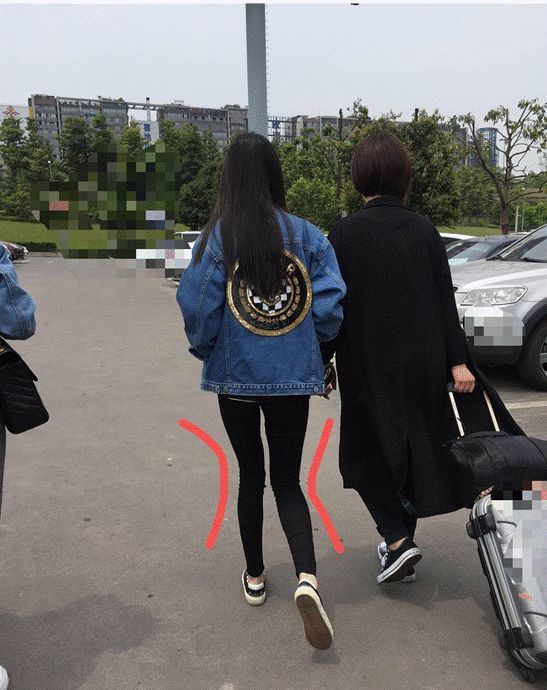 杨幂的腿并不直,时而像x型腿,时而像o型腿