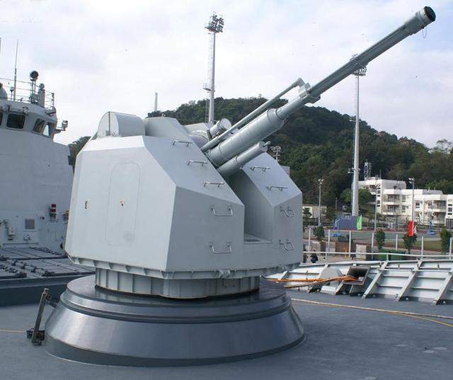 中国海警装备的主要的硬杀伤武器之一:h/pj-26型单管76毫米舰炮,这是