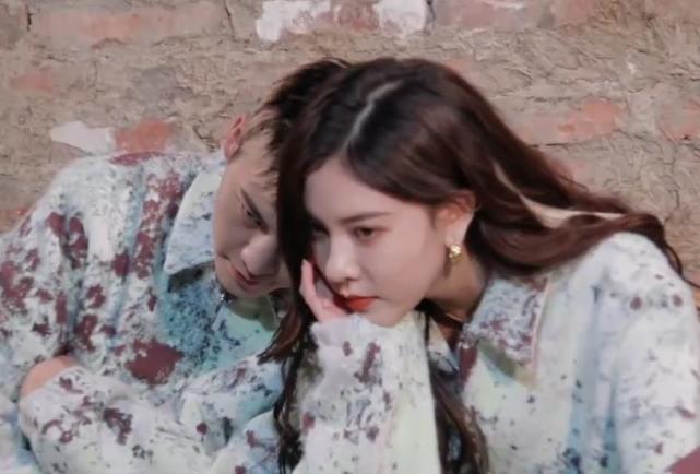 陈伟霆宋妍霏穿"情侣装"拍照,完全无视周扬青存在,要公开的节奏?