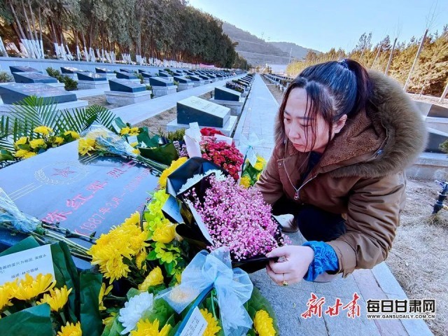 泪目卫国戍边英雄陈红军墓前鲜花遍地