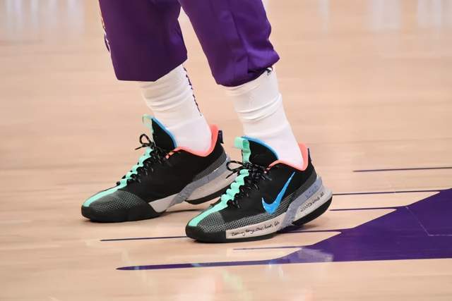 nba球员上脚哈雷尔的锐步球鞋很酷范乔丹穿李宁音速9