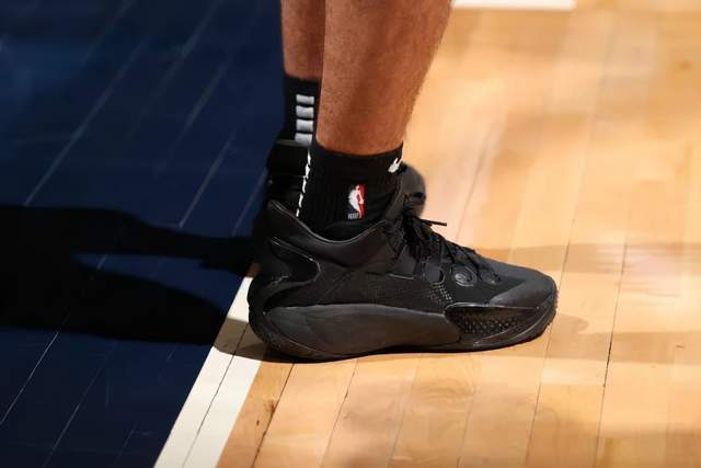 nba球员上脚哈雷尔的锐步球鞋很酷范乔丹穿李宁音速9