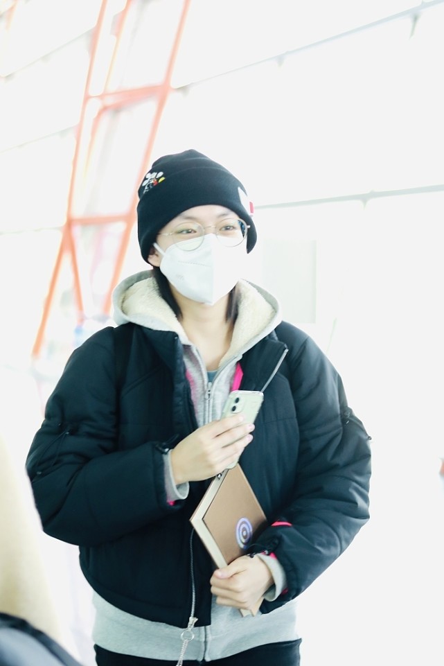 文淇赶机不忘带书学习戴框架眼镜秒变乖巧中学生