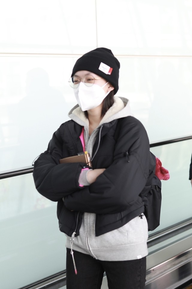 文淇赶机不忘带书学习戴框架眼镜秒变乖巧中学生