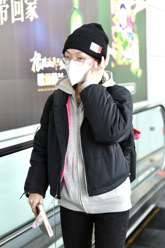 文淇赶机不忘带书学习戴框架眼镜秒变乖巧中学生