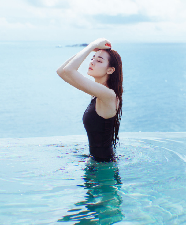 迪丽热巴终于敢穿一次穿泳装站清水里透出她的腿围差距不是一点点