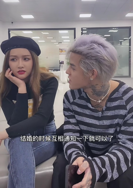 虽然套路璐宣布分手了,但是殷世豪依旧不死心,经常发