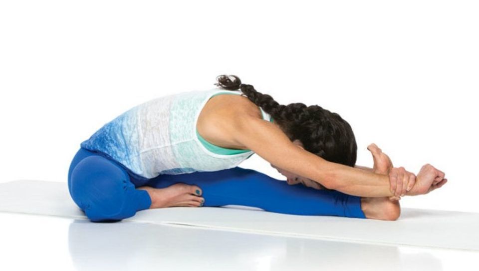 保持左腿伸直,脚趾指向天花板.