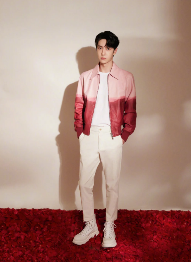 王一博拍摄新春梦幻大片,粉红渐变色夹克配厚底靴,尽显俊雅大气