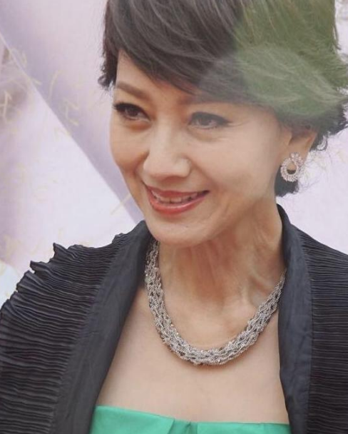 66岁赵雅芝生图曝光没有了美颜滤镜后脸上的皱纹肉眼可见