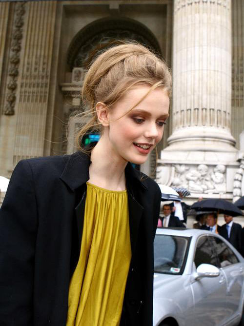 被称为北欧精灵公主的她五官太美了身材高挑直角肩完美