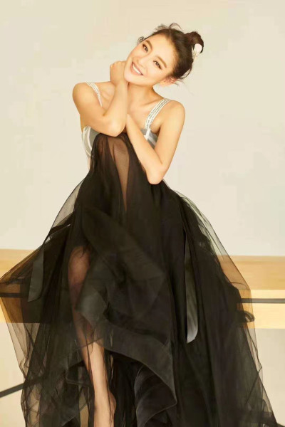 上央视了这个川妹子表演的是四川谐剧