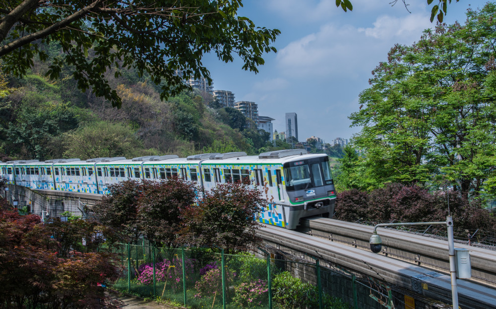 可以前往關岳廟附近,在那裡還有一個佛圖關隧道的出口,輕軌從隧道穿