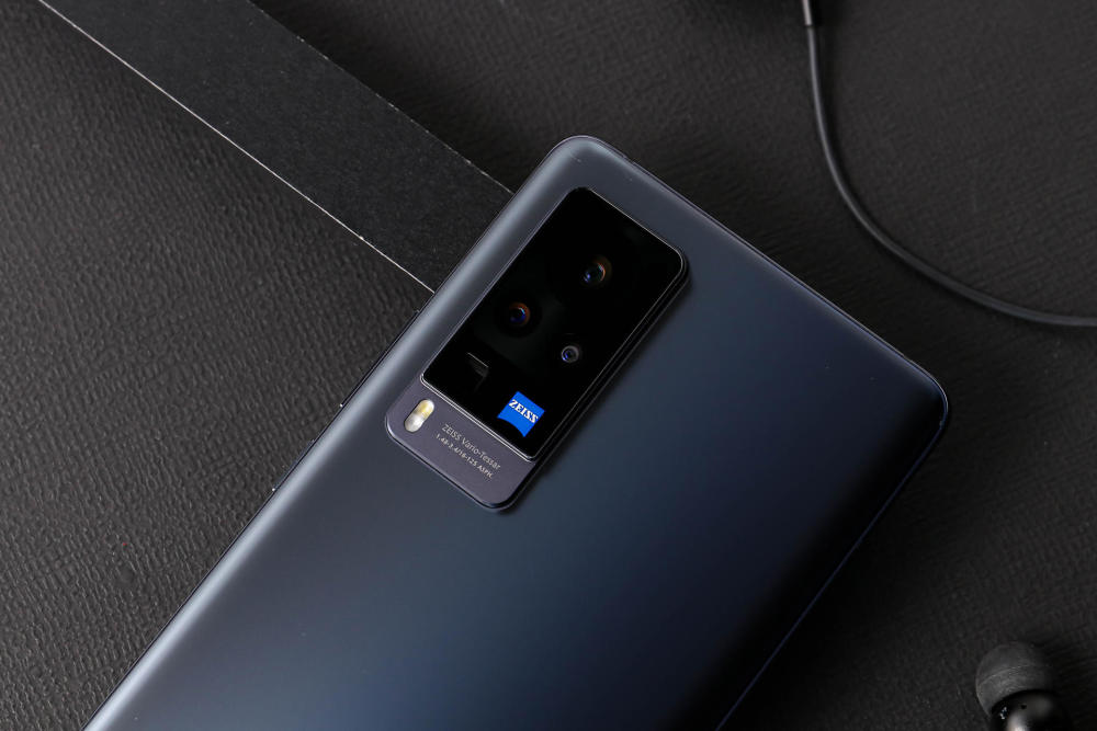 细细抚摸它的后盖,会发现它的材质很细腻,抗指纹的能力也变得更强了.