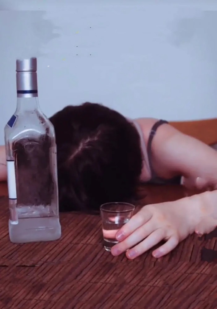 独身女孩喝醉酒,打错车上了保时捷,好心司机将其安全送回家_腾讯新闻