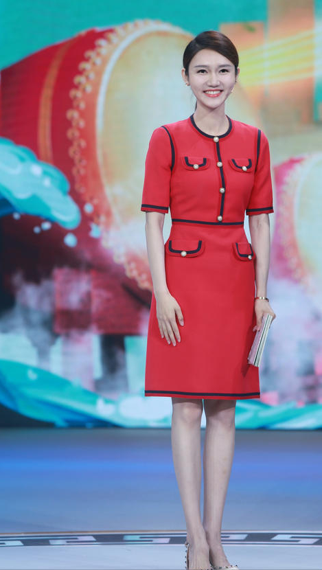 因口误走红的龙洋28岁取代董卿绝非偶然董卿正面回应真相