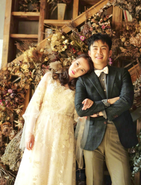 34岁弦子与老公出游穿背心皮肤白到发光手细成杆蚂蚁腰吸睛