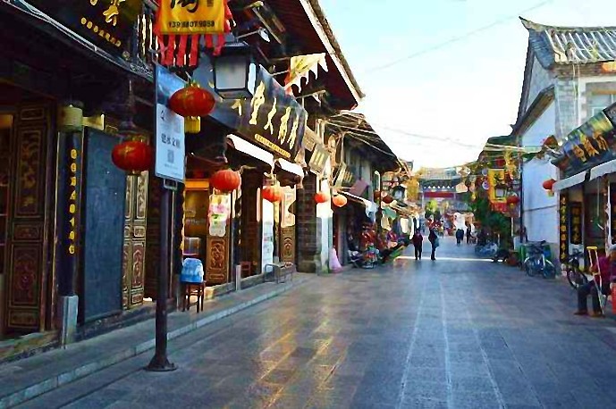 空气清新的建水古城漫步城中街道把这的古建筑拍下来留作纪念