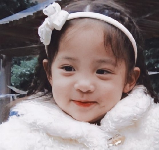 欧阳娜娜开始走成熟路线,黑色西装配绿色腋下包,简约时尚又养眼