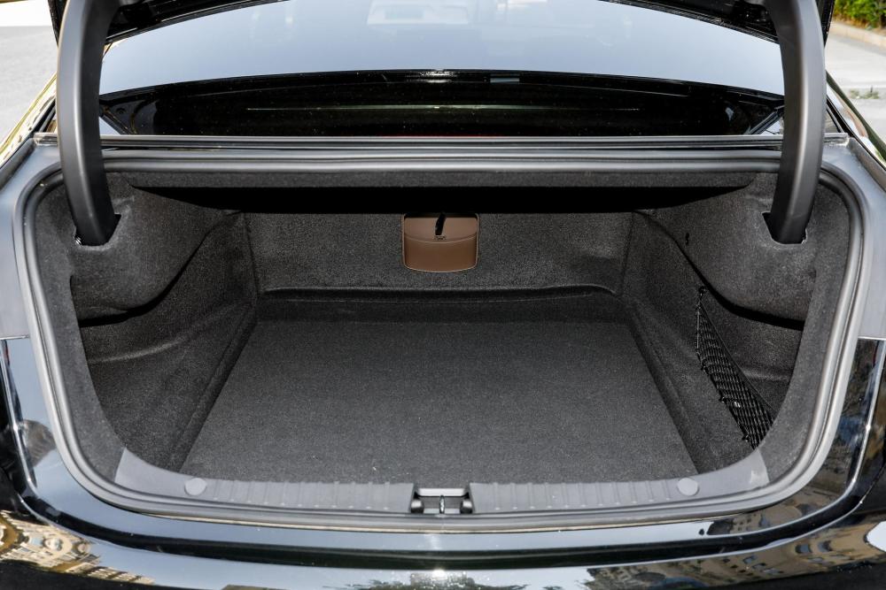 后备箱空间上,其实model3尺寸上会更占优.