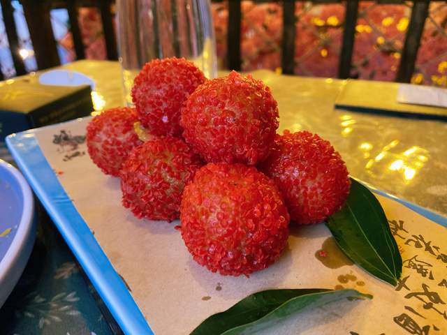 第五道菜是芝士荔枝球,这道菜不是我想象中的样子,因为我所知道的荔枝
