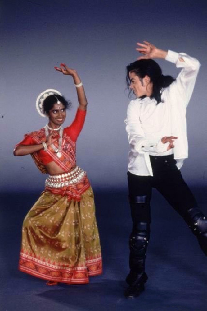 历史过目难忘瞬间跪女王面前的丈夫烫着头吸烟的赫本戴安娜看人工彩虹