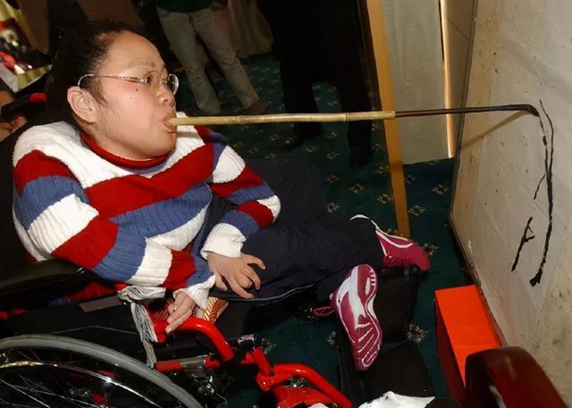 渐冻症女孩苦练画画30年,仕女图是她唯一骄傲,专家:没有灵魂