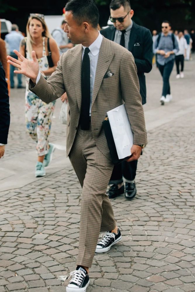 西装如何穿不呆板搭配运动鞋很个性潮流感十足春季可以试试