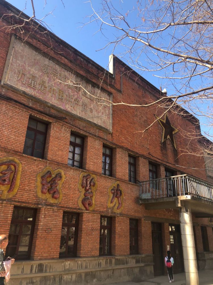 电影中,李焕英上班的胜利化工厂的原型是国营东方化工厂,现为湖北宜城