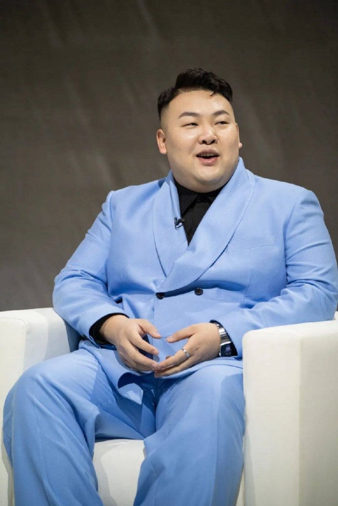 纯情阿伟喜从天降,自带喜感的演员,天生捧哏好材料_腾讯新闻