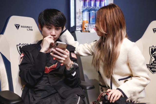 近日doinb在直播当中表示自己要和酥酥决裂,事情的