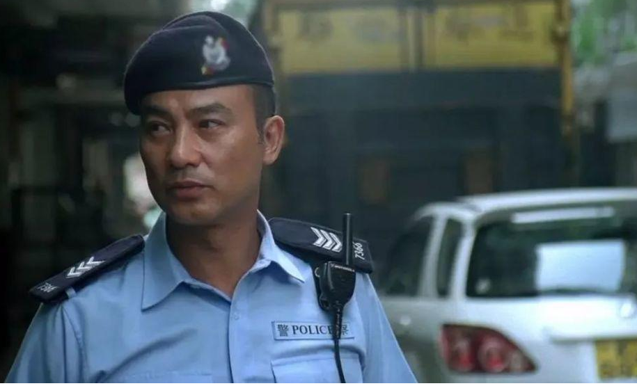 任达华的父亲是一名警察,从小就给他灌输了许多热血大道理,以至于