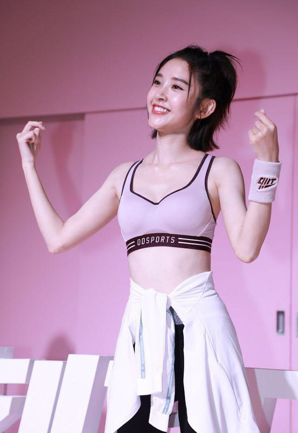 唐艺昕腰可真细,穿运动背心秀身材,看了之后太羡慕张若昀