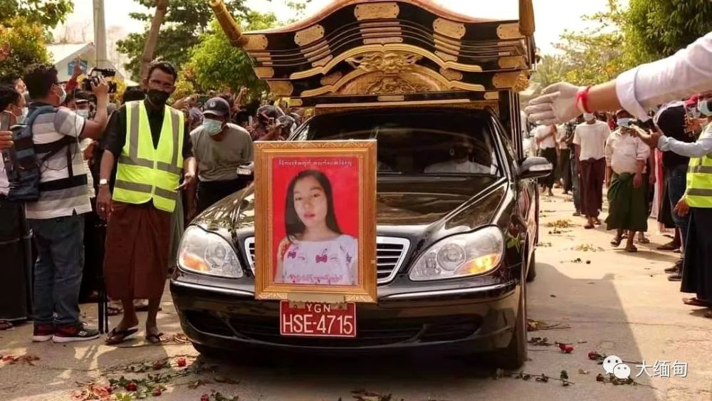 被枪杀的19岁女孩今日下葬,上万人沿街撒玫瑰花送别