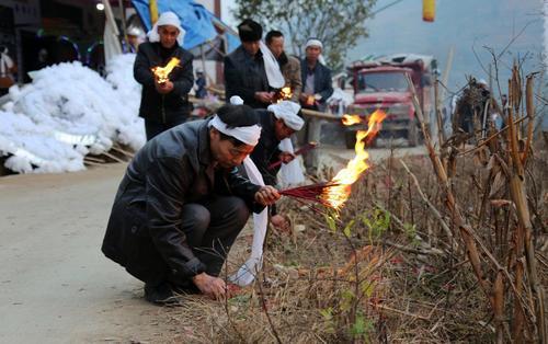 在农村 家中老人去世该怎么破孝呢 这样的习俗你知道吗 腾讯新闻