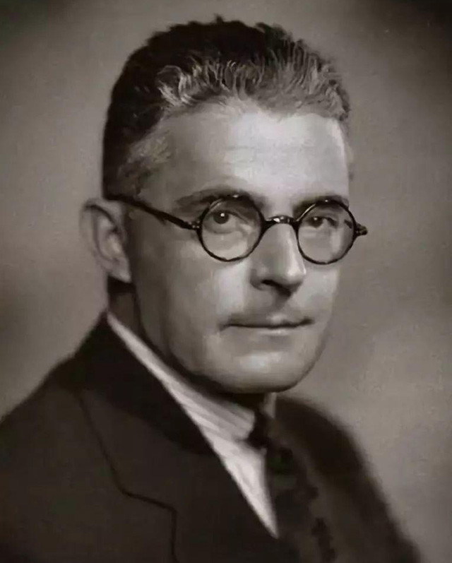 美国有一名著名的心理学大师,名叫约翰华生,由于自创出"哭声免疫法"来