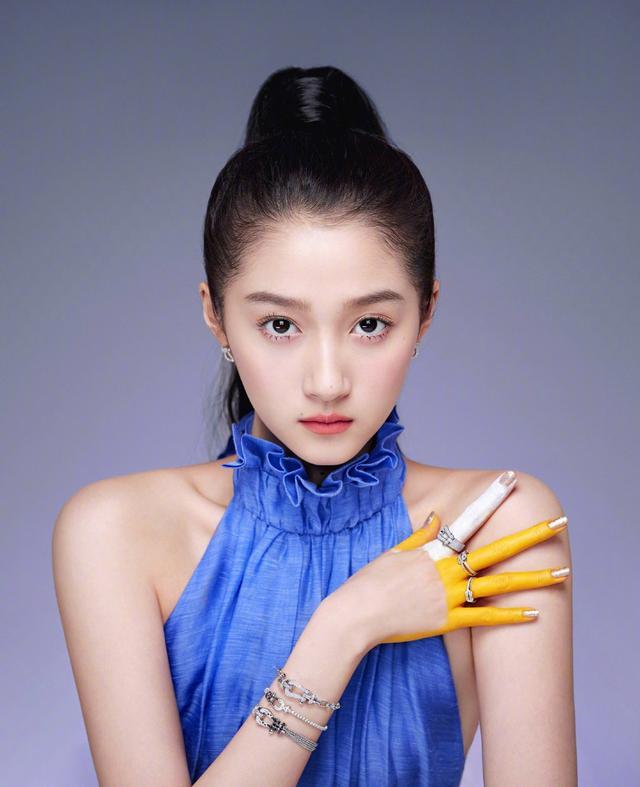 关晓彤的脸型是柔畅的瓜子脸,小巧又精致.