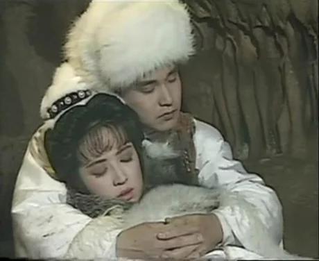 1990年,龚慈恩赴中国长春拍摄金庸武侠剧《雪山飞狐》,一人分饰程灵素
