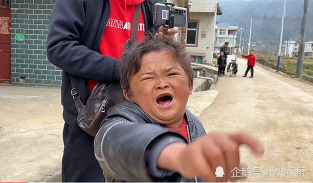 网红"小马云"回家了!没有美女保姆陪伴,黑得像"小泥鳅"
