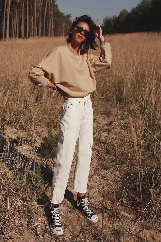 圆领的薄款纯色卫衣最好搭配