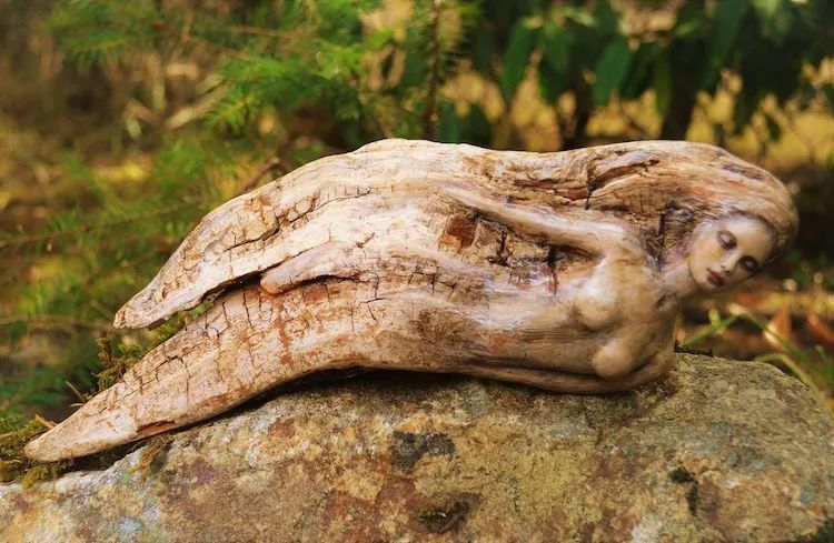 他从朽木中雕刻出幻想中的女孩美艳动人仿佛落入凡尘的仙女